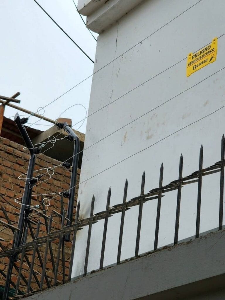 Cerco eléctrico de seguridad instalado por Puertas Automáticas Innova SAC en viviendas y edificios en Perú
