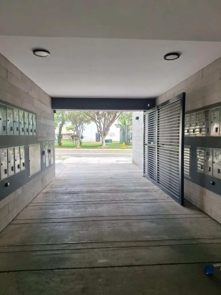 Puerta batiente automática instalada por Puertas Automáticas Innova SAC para uso residencial o comercial en Perú
