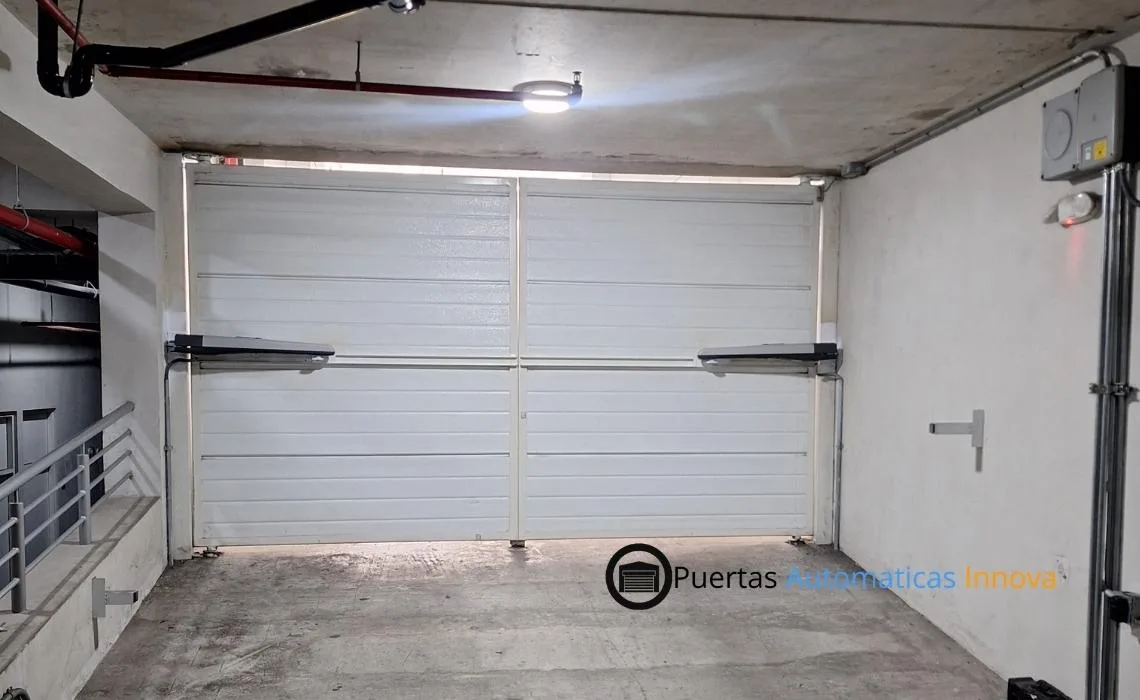 Automatización de puerta batiente doble hoja con brazo Nice de uso intensivo para edificio, instalada por Puertas Automáticas Innova SAC