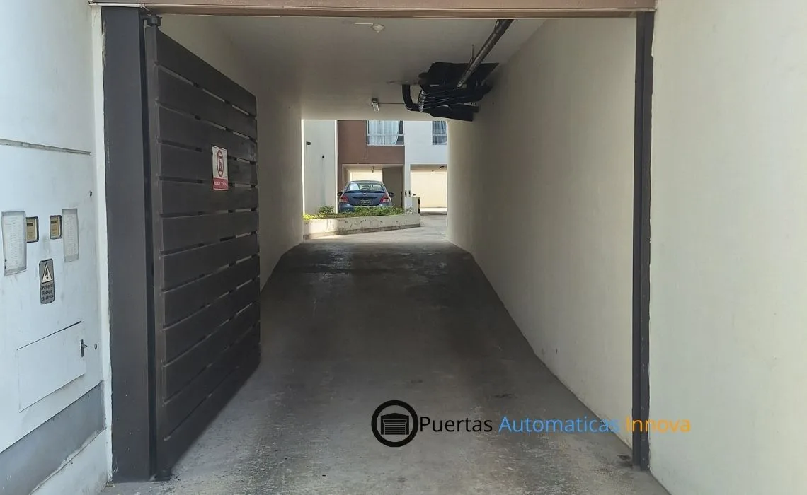 Puerta batiente automática de una hoja instalada para condominio por Puertas Automáticas Innova SAC