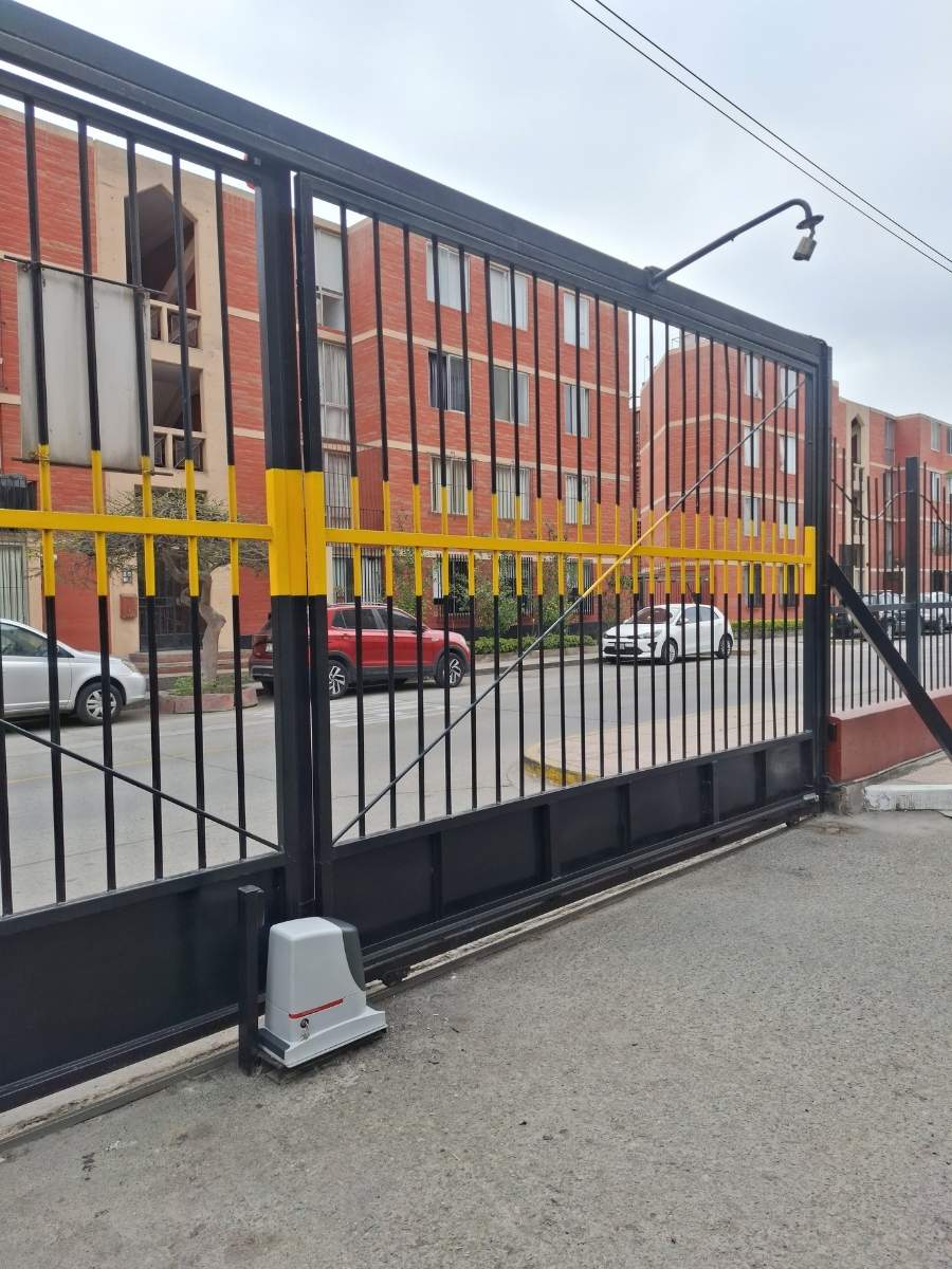 Puerta corrediza automática de garaje instalada por Puertas Automáticas INNOVA SAC en Perú