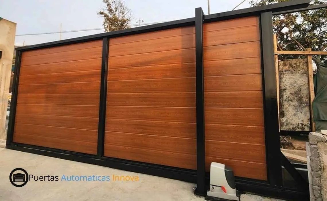 Puerta corrediza automática con motor Nice instalada por Puertas Automáticas Innova SAC