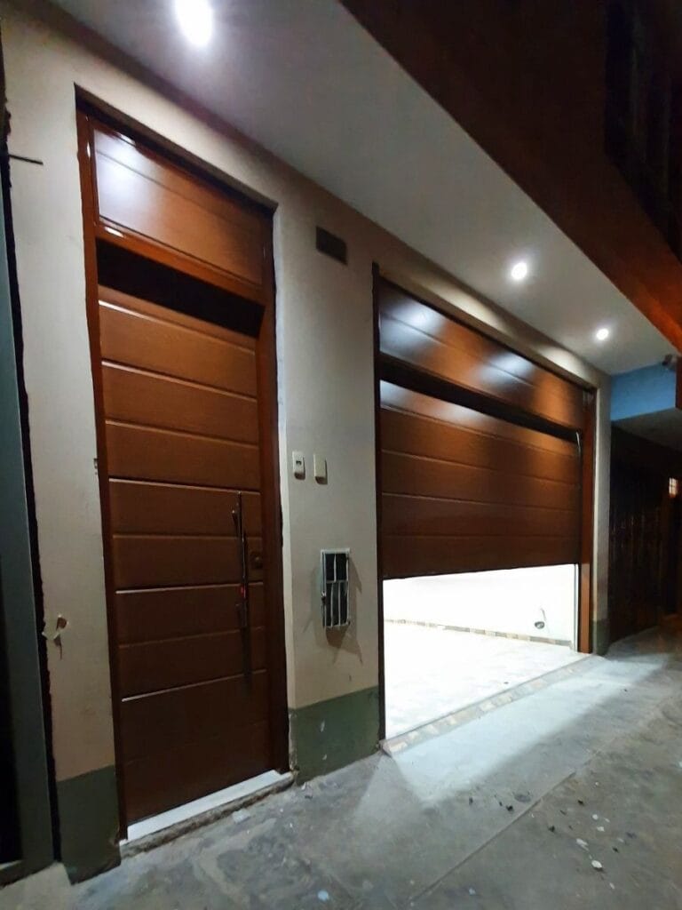 Puerta seccional automática para garaje instalada por Puertas Automáticas Innova SAC en Perú