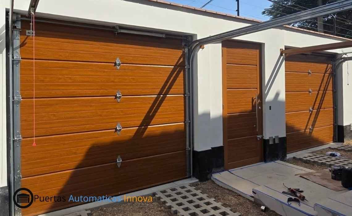 Instalación de dos puertas seccionales y puerta peatonal con paneles importados y automatización con motor SmartLift, realizada por Puertas Automáticas Innova SAC
