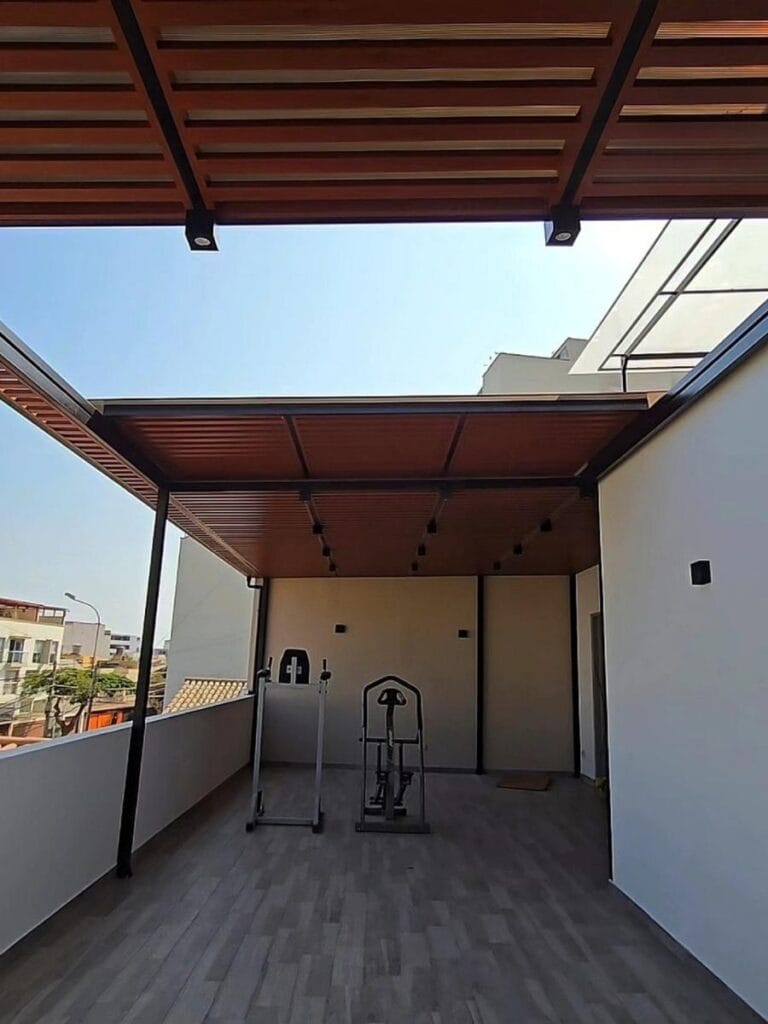 Techo corredizo automático instalado por Puertas Automáticas Innova SAC con estructura metálica en Perú